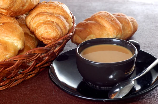 Cup of coffee with fresh croissants — Stock Photo, Image