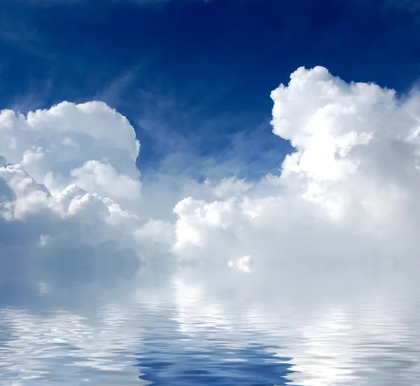 Голубое небо над водой — стоковое фото