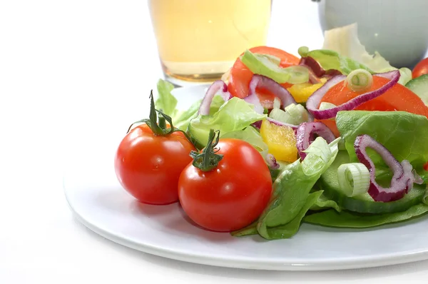 Verse salade met tomaten — Stockfoto