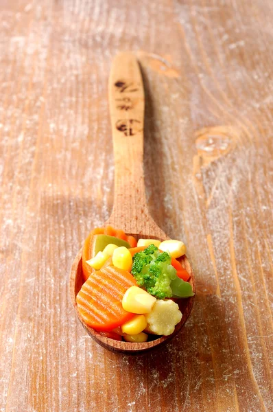 上一个木勺 vegetablesi — 图库照片