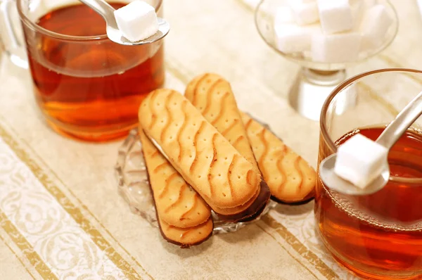 Tavola apparecchiata per il tè alto con biscotti dolci — Foto Stock