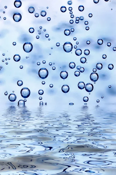 깨끗 한 물과 파란색에서 물 거품 — 스톡 사진