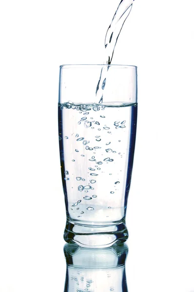 Um copo de água mineral — Fotografia de Stock