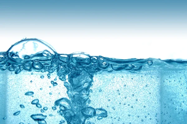 Blauw water met belletjes — Stockfoto