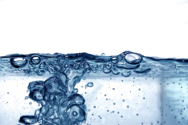 Синя вода з бульбашками — стокове фото