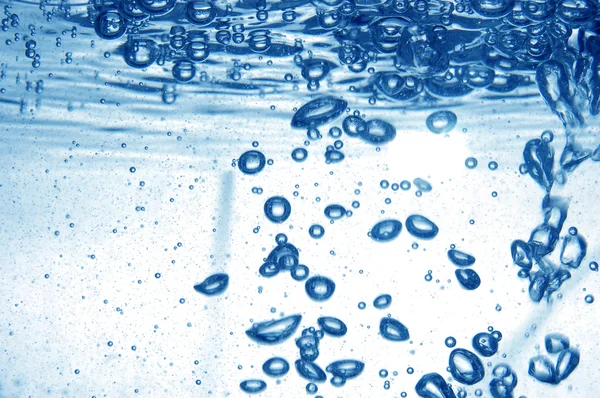 Agua azul con burbujas — Foto de Stock
