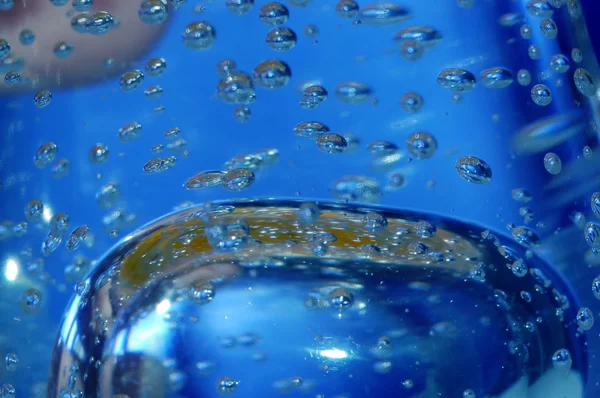 Eau bleue avec bulles — Photo