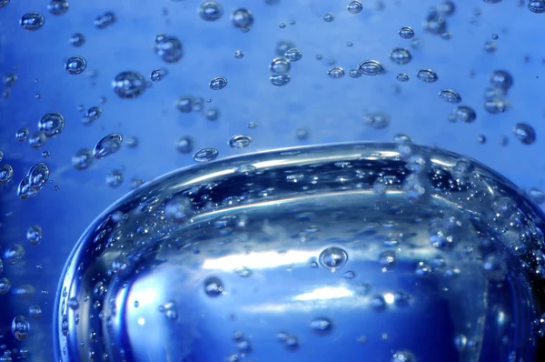 거품이 있는 푸른 물 — 스톡 사진