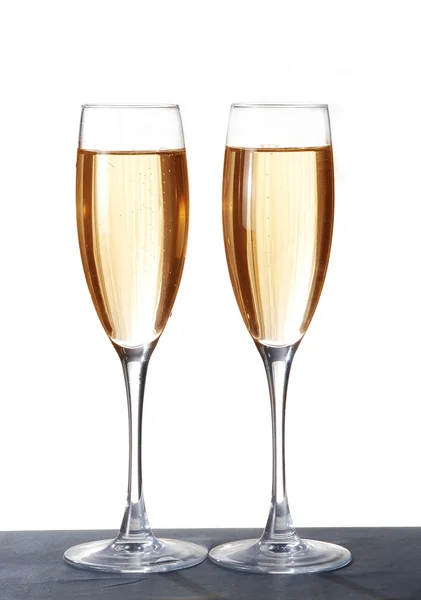 Dos elegantes copas de champán sobre una superficie oscura — Foto de Stock