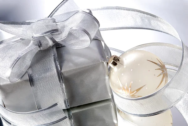 Christmas ball and gift — Stock Photo, Image