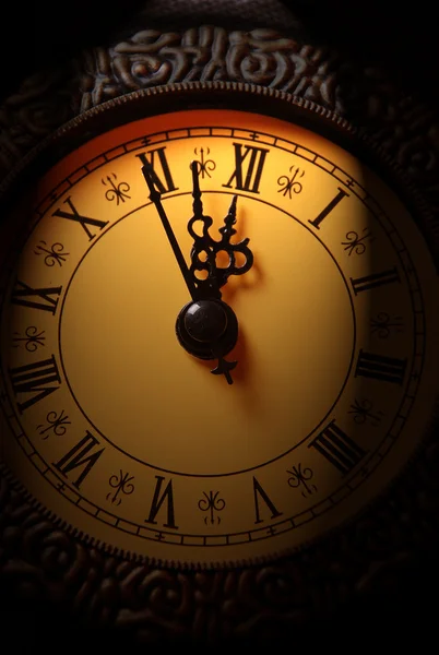Reloj mostrando el tiempo alrededor de doce — Foto de Stock