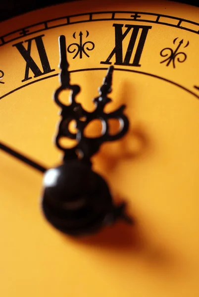 Viejo reloj mostrando el tiempo alrededor de doce — Foto de Stock
