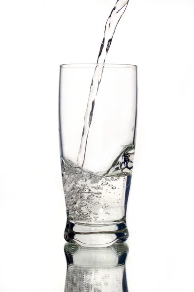 Um copo de água mineral — Fotografia de Stock