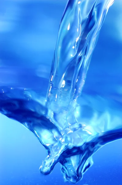 Čisté vody a vody bubliny v modrém — Stock fotografie