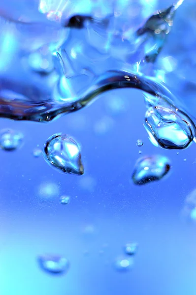 Blaues Wasser mit Blasen — Stockfoto