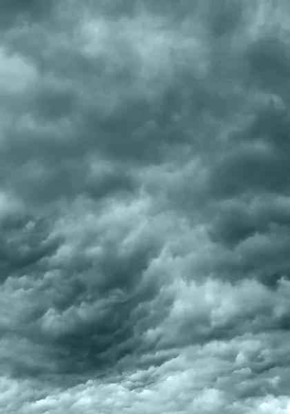 Koyu gri dramatik gökyüzü — Stok fotoğraf