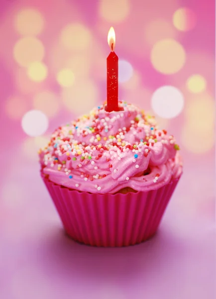 Ροζ γενέθλια cupcake — Φωτογραφία Αρχείου