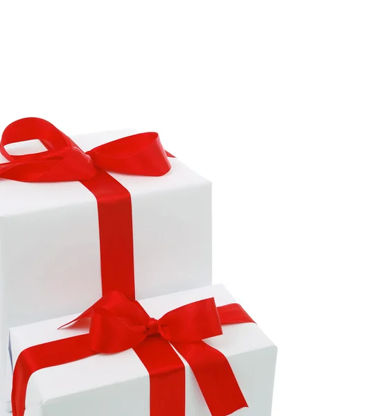 Різдвяні подарункові коробки з червоним бантом — стокове фото