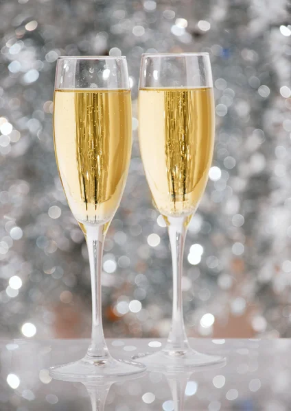Dos elegantes copas de champán — Foto de Stock