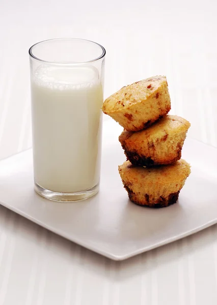 Свежие кексы с молоком — стоковое фото