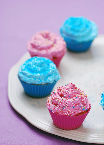 Freshly baked pink and blue cupcakes — Stock Photo, Image