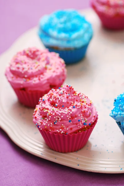 新鲜出炉的粉色和蓝色的纸杯蛋糕 — 图库照片