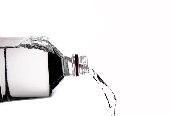 Наливаємо воду з пляшки — стокове фото