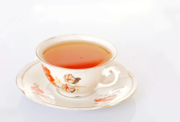 Чашка чая поверх белого — стоковое фото