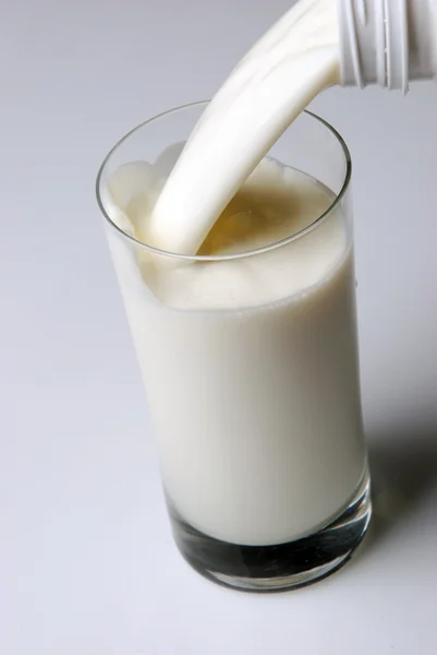Hälla mjölk — Stockfoto