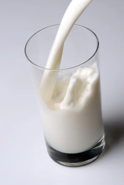 Gieten van melk — Stockfoto