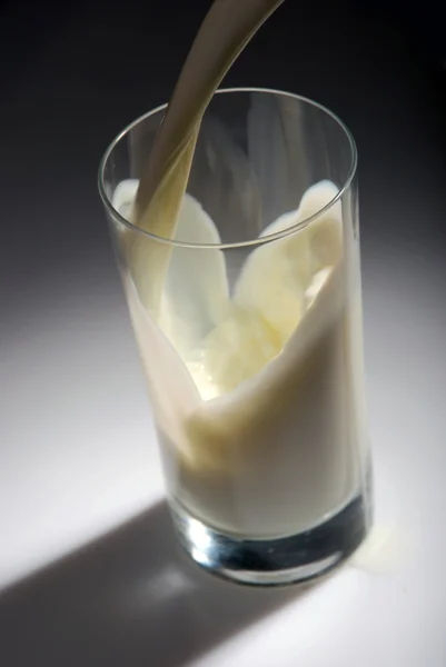 Verter leite — Fotografia de Stock