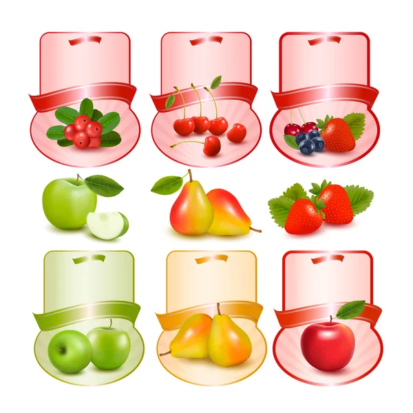 Set di etichette con bacche e frutta. Illustrazione vettoriale . — Vettoriale Stock