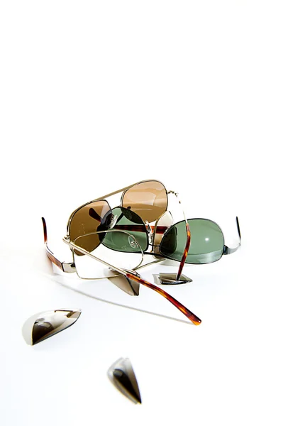 Разбитые солнечные очки. Copyspace — стоковое фото