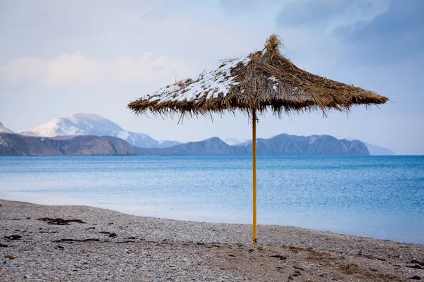 해변의 짚으로 만든 우산 스톡 이미지