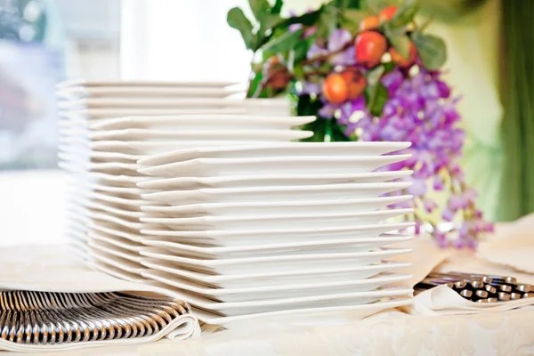 Stacks of white plates — Stock Photo, Image