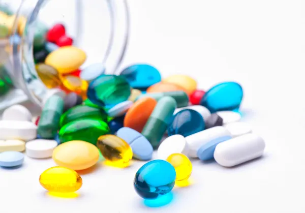 Färgglada tabletter med kapslar Stockfoto
