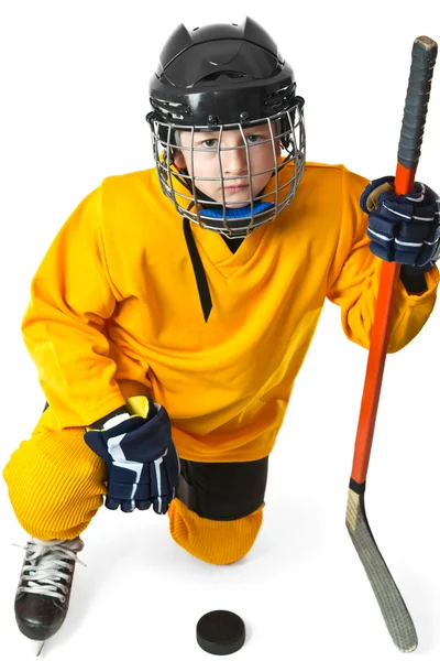 Garçon mignon en uniforme de hockey jaune — Photo