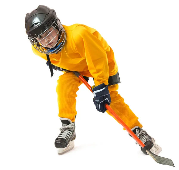 Молодой хоккеист на корточках — стоковое фото