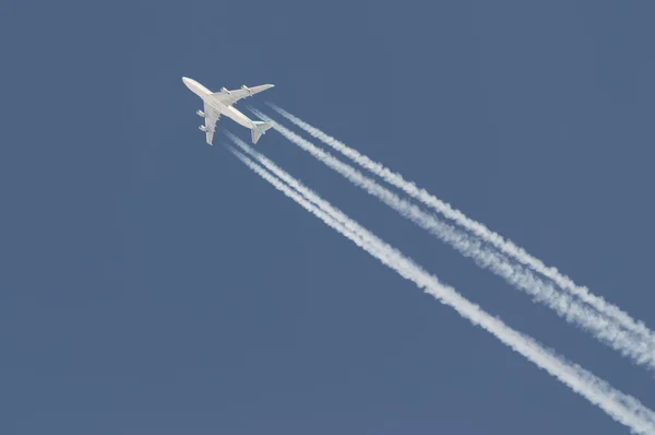 Boeing 747 bırakarak contrail