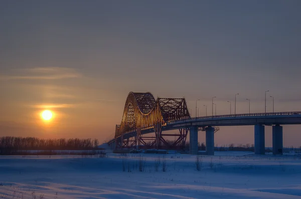 Puesta de sol en el puente "Dragón Rojo" Imágenes de stock libres de derechos