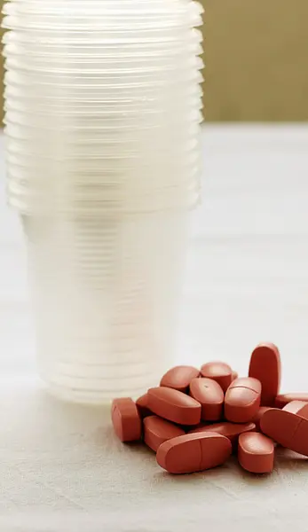 Pills with cup of water — Stock Photo, Image