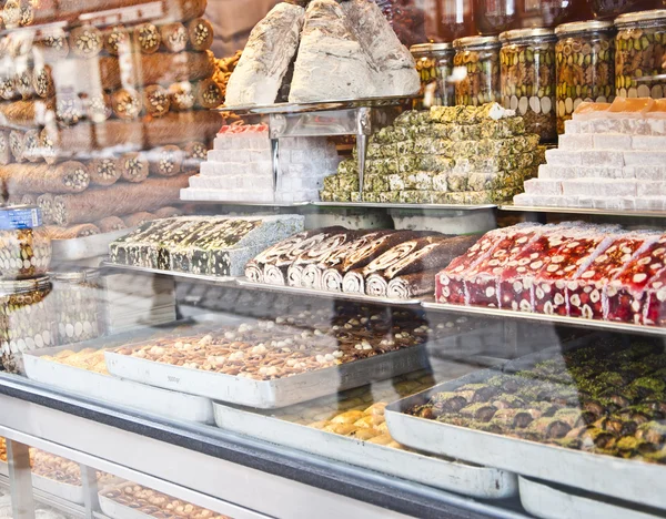 Turkiska sötsaker i display — Stockfoto