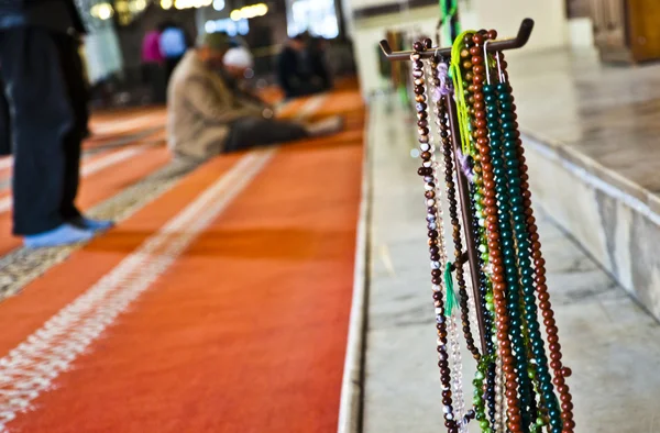Männer beten in einer Moschee — Stockfoto