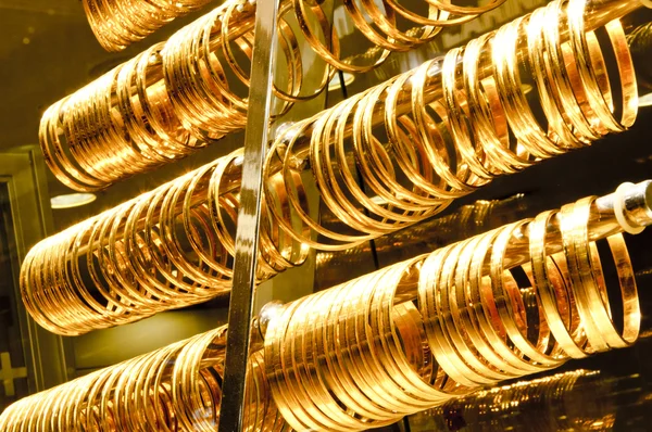 Золотые аксессуары — стоковое фото