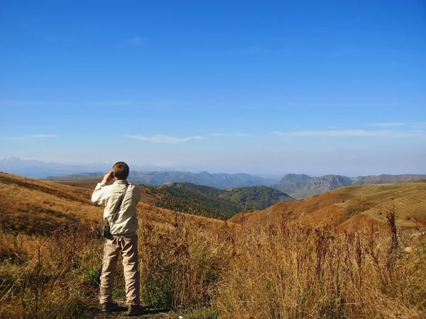 人間とコーカサス山脈 — ストック写真