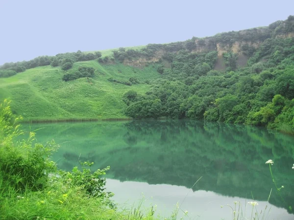 Petit lac entre les montagnes du caucase été — Photo
