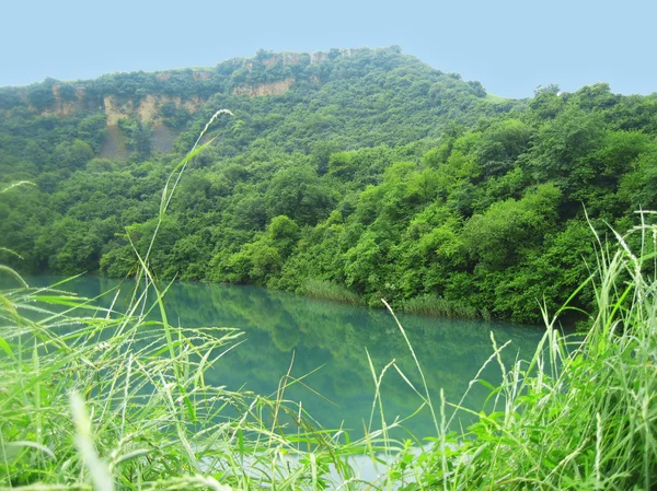 Pequeno lago entre as montanhas do Cáucaso verão — Fotografia de Stock