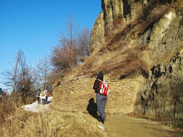 ทีมนักท่องเที่ยวไปตามทาง ฤดูหนาว Caucas — ภาพถ่ายสต็อก