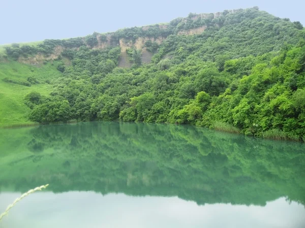 Kafkas Dağları yaz arasında küçük bir göl — Stok fotoğraf