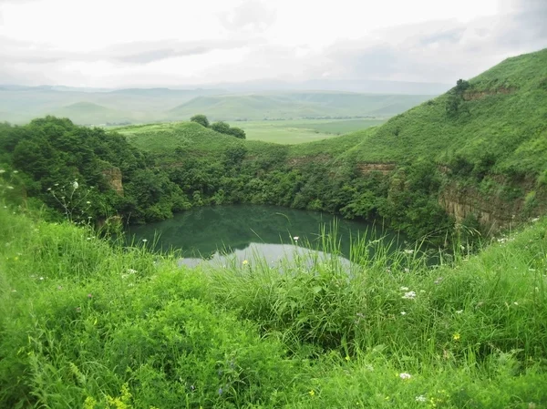 Piccolo lago tra le montagne del caucaso estate — Foto Stock